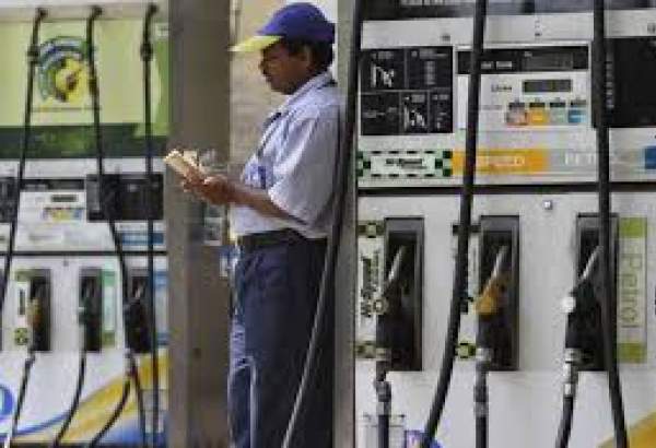 بھارت کے بجٹ میں پیٹرول سمیت مختلف اشیا کی قیمتوں میں اضافہ