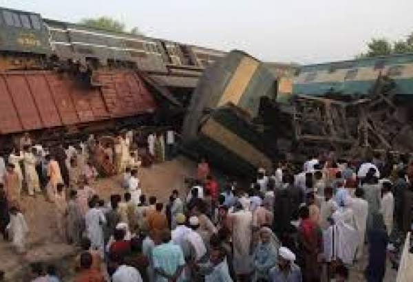 مسافر ٹرین اور مال گاڑی میں تصادم کے نتیجے میں 70 افراد جاں بحق