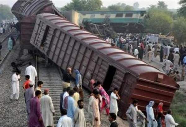 9 قتلى في اصطدام قطارين بباكستان