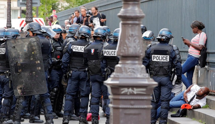 الشرطة الفرنسية تضرب و تعتقل المهاجرين المحتجين في "مقبرة العظماء"باريس