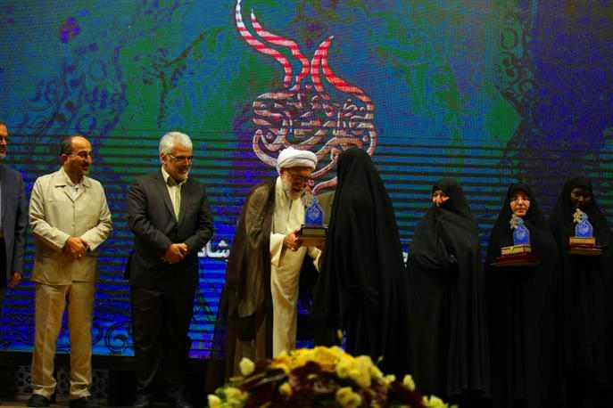 تكريم السيدات المتميزات  بجائزة كوهرشاد على صعيد العالم الإسلامي في العتبة الرضوية