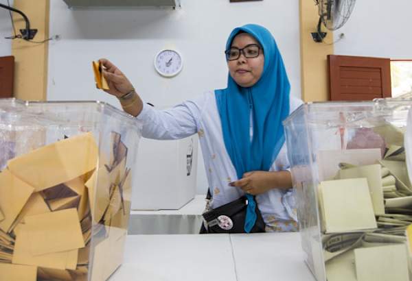 Malaysian lawmakers okay bringing down voting age to 18