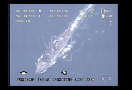 الحرس الثوري يبث اولى الصور عن السفينة الحربية الاميركية