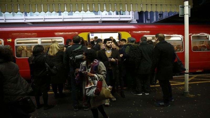 شخصان ينفذان هجوماَ بالغاز داخل قطار في مترو الأنفاق في بريطانيا
