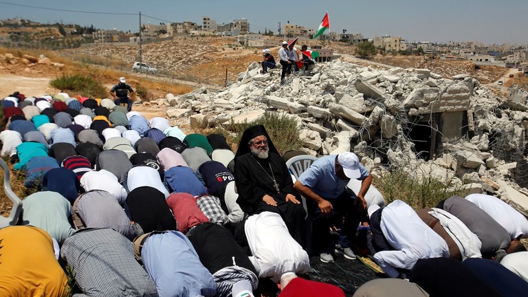 قس مسيحي فلسطيني يؤدي الصلاة مع مواطنين من القدس في صور باهر
