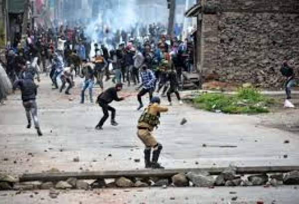 کشمیر میں بھارتی جارحیت کے باوجود مظاہرے جاری 45 شہید و زخمی