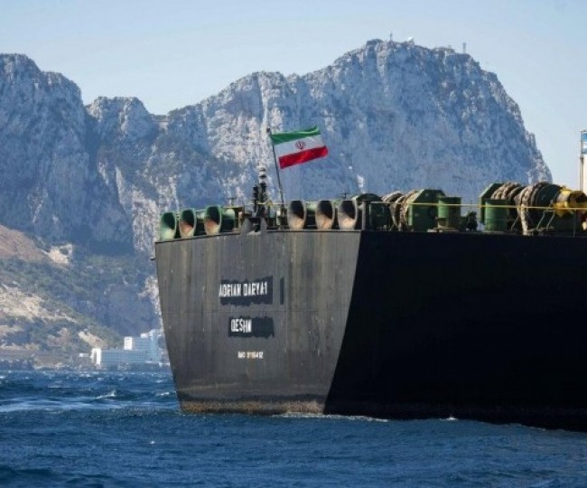 ناقلة النفط الإيرانية تبدأ بمغادرة مياه جبل طارق