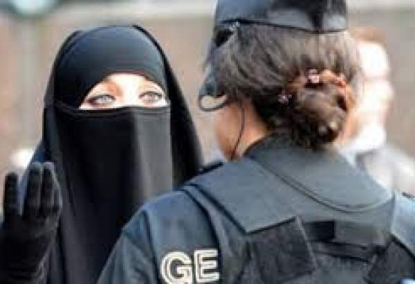 نیدر لینڈ میں حجاب کرنے پر خاتون کو بس سے اتار دیا گیا