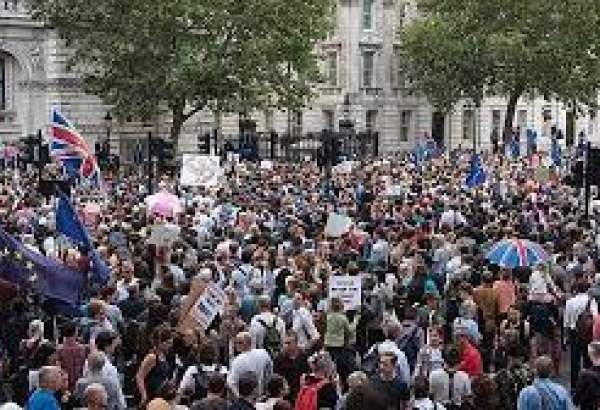 برطانیہ میں برطانوی پارلیمنٹ کی تحلیل پر عوام برھم شدید احتجاج