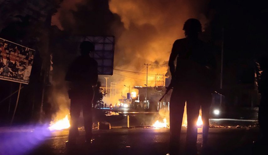 محتجون يشعلون النار في مبانٍ حكومية في اندونيسيا