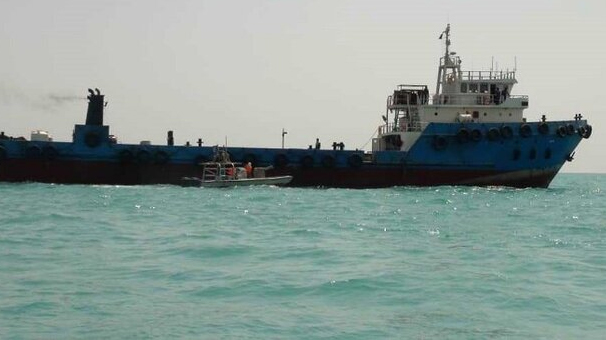 ايران توقف سفينة أجنبية تهرب الوقود في بحر عمان