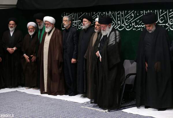 رہبر انقلاب اسلامی نے حسینیہ امام خمینی (رہ) میں مجلس شام غریباں میں عوام کے ساتھ شرکت کی