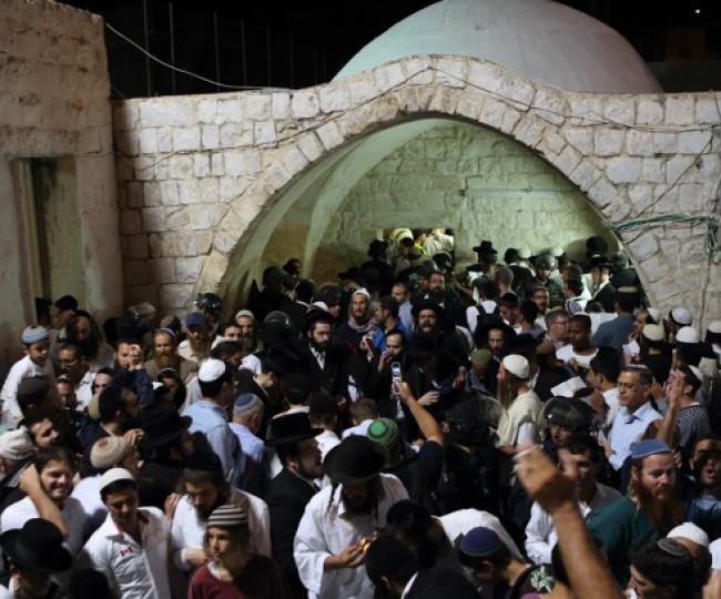 مستوطنون يقتحمون قبر يوسف وسط حراسة من جيش الاحتلال