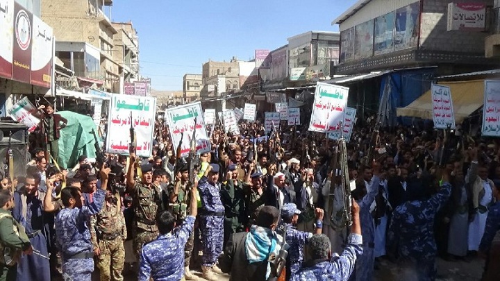 مسيرة جماهيرية حاشدة بعمران (اليمن) تبارك نجاح عملية "نصر من الله"