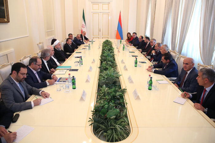 روحاني يدعو الى توسيع عقد تبادل الغاز والكهرباء مع أرمينيا ليشمل السلع والخدمات