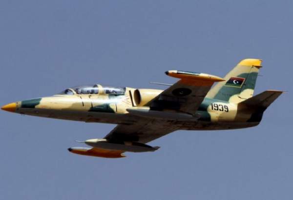 حمله جنگنده‌های حفتر به دو فرودگاه در غرب لیبی