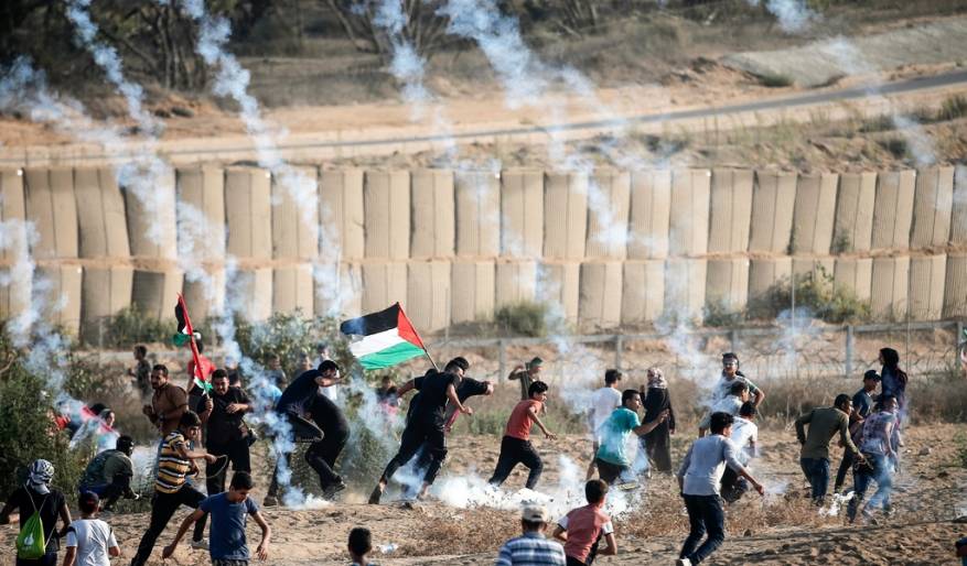 شهيد وعشرات الإصابات في قمع الاحتلال للجمعة الـ 77 من مسيرة العودة بغزة