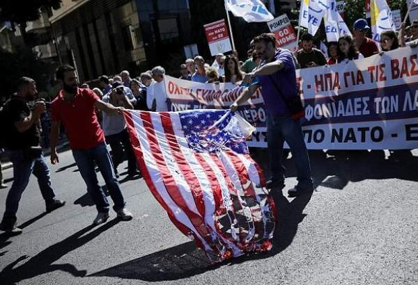 یونانی‌های معترض پرچم آمریکا را به آتش کشیدند