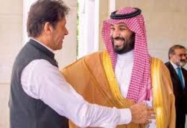 وزیر اعظم عمران خان بن سلمان سے ملاقات کے لیے سعودی عرب روانہ