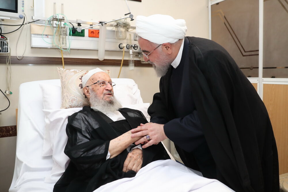 روحاني يزور آية الله مكارم شيرازي في المستشفى