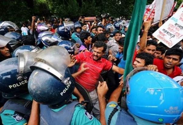 تظاهرات مسلمانان بنگلادشی به دنبال اهانت به پیامبر اسلام(ص)/ ۴ نفر کشته شدند