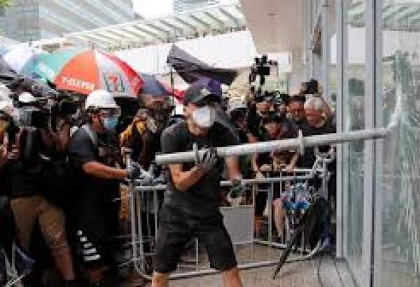 ہانگ کانگ میں پابندیوں کے باوجود مظاہروں میں شدّت