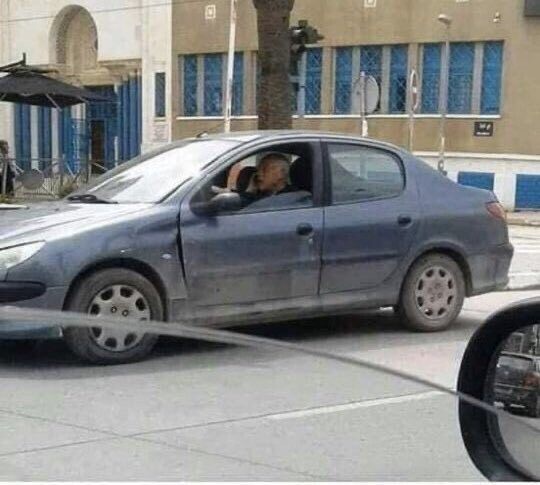 تداول صورة لافتة للرئيس التونسي الجديد وهو يقود سيارة قديمة بنفسه.