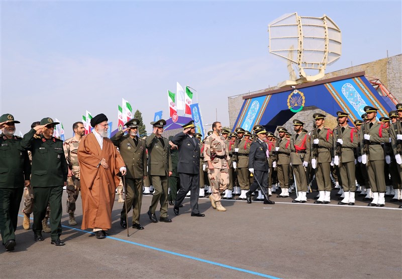 الامام الخامنئي يحضر مراسم تخرّج دفعة من ضباط الجيش الإيراني