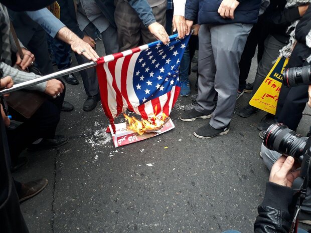 حرق عَلَم أميركا على أرض وكر التجسس الأميركي في طهران