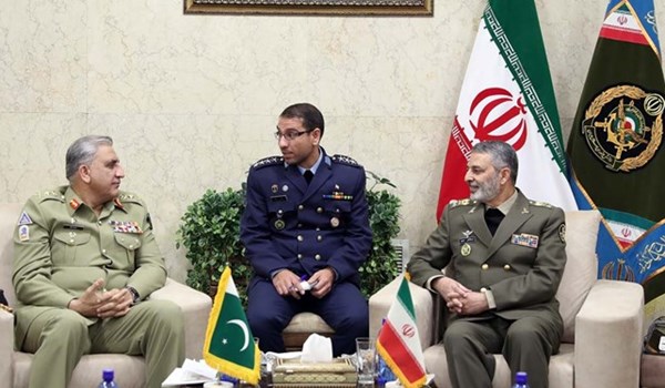قائدا الجيشين الايراني والباكستاني يبحثان تعزيز التعاون الثنائي