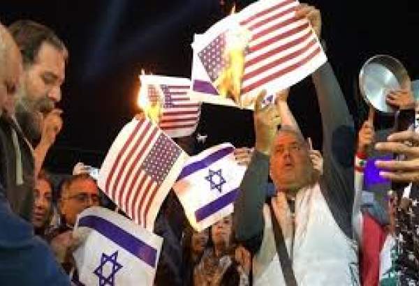 فلسطینی مظاہرین نے امریکہ اور صیہونی حکومت کے پرچم بھی نذر آتش کردیے