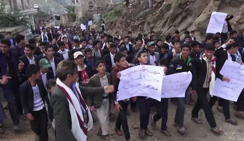 مسيرة طلابية بحجة تندد بجرائم العدوان بحق اطفال اليمن