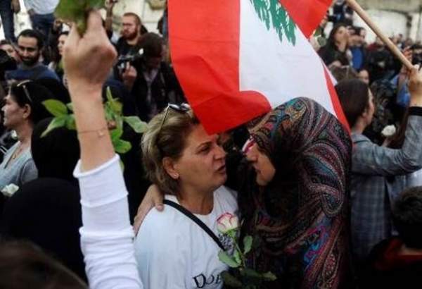 زنان لبنانی با گُل به میدان آمدند