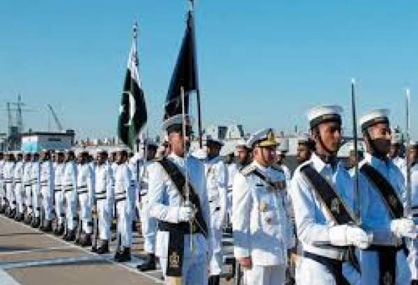 کمانڈر ایڈمیرل حسین خانزادی کا پاکستانی بحریہ کے فوجی و دفاعی مراکز کا دورہ