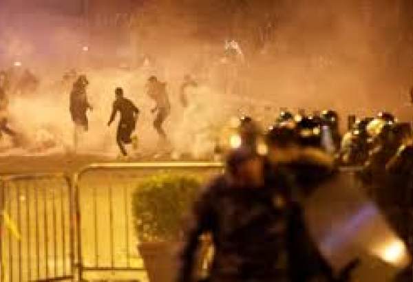 Over a dozen Lebanese protesters injured in police crackdown