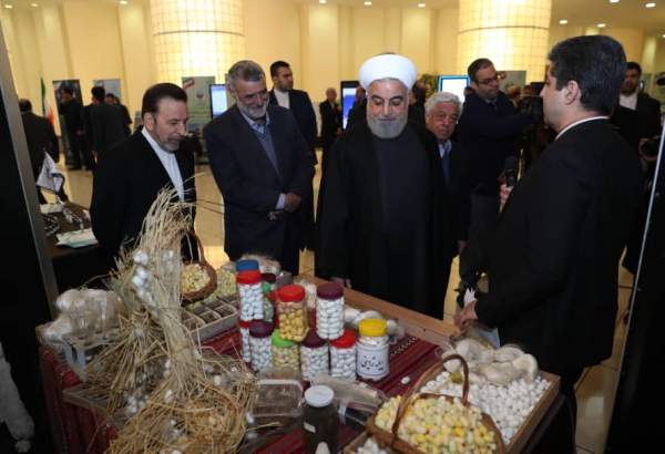 روحانی از نمایشگاه دستاوردهای فن آورانه و توانمندی های وزارت جهاد کشاورزی بازدید کرد
