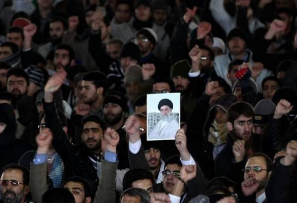 رہبر انقلاب اسلامی کی اقتداء میں نماز کی ادائیگی کے لیے لاکھوں افراد کا مجمع