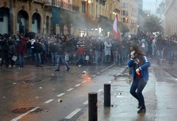 حمله معترضان لبنانی به نیروهای امنیتی در بیروت
