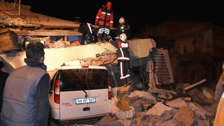 اخر حصيلة  زلزال تركيا وفاة 19 و772 مصابًا،الى فجر السبت بحسب وزير الصحة التركية
