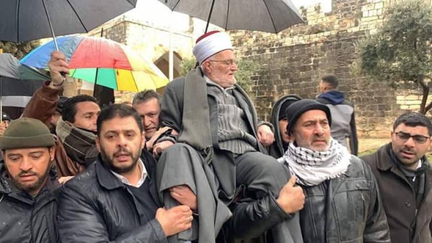 الشيخ عكرمة يصلي الجمعة في الأقصى تحديا لقرارات الاحتلال بإبعاد المصلين عن الأقصى