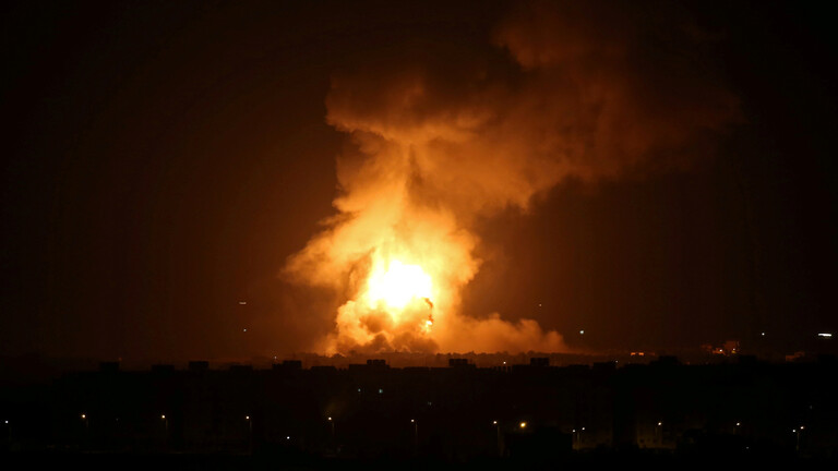 طيران الاحتلال تقصف  غزة لليلة الثانية