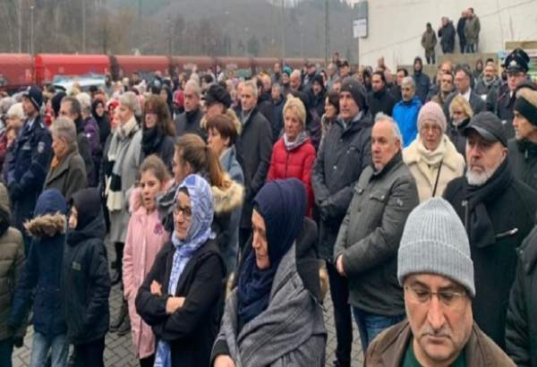گردهمایی صدها نفر از پیروان ادیان مختلف در اعتراض به حمله به مسجد فیننتروپ