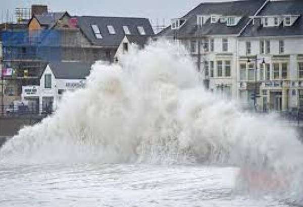 برطانیہ میں سمندری طوفان سے مختلف علاقوں میں خوفناک تباہی