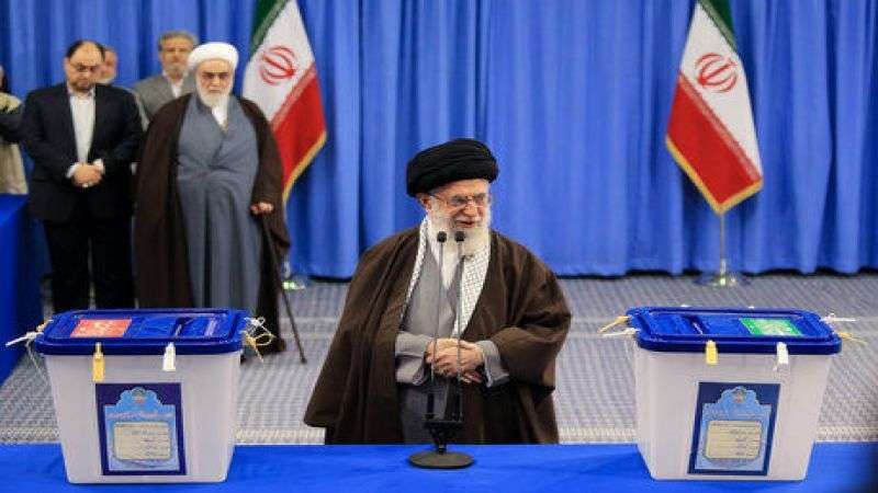 قائد الثورة الاسلامية يدلي بصوته في لحظات الاولية للاقتراع بالدورة الـ 11 للانتخابات النيابية  