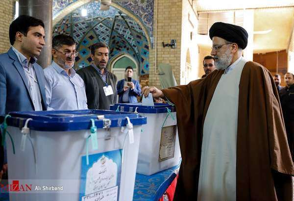 ایرانی عدالت عالیہ کے سربراہ آیت اللہ رئیسی نے بھی اپنا ووٹ کاسٹ کیا