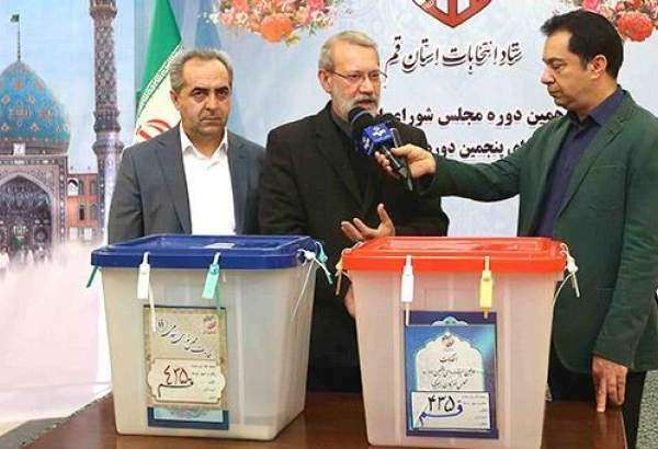 ایرانی پارلیمنٹ کے اسپیکر علی لاریجانی نے ایران کے شہر قم میں اپنا ووٹ کاسٹ کیا