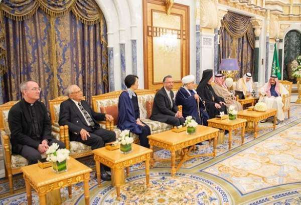 حضور خاخام صهیونیست در کاخ پادشاه عربستان؛ گامی در جهت عادی سازی روابط با رژیم صهیونیستی