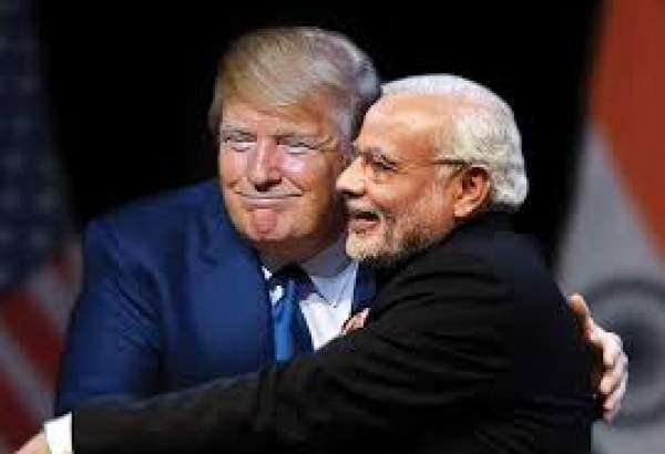امریکی صدر ٹرمپ کے بھارت پہچنے پر نریندر مودی استقبال کیا