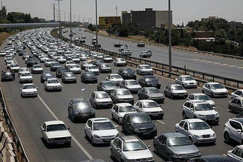 همچنان ترافیک آزادراه تهران ـ قم نیمه‌ سنگین است