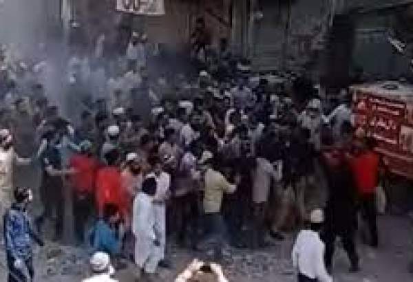 کراچی میں نماز جمعہ پر پابندی کے خلاف نمازیوں کا پولیس پر حملہ